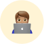Persoon met laptop emoji: iemand geconcentreerd werkend achter een computer, symboliseert online productiviteit en technologie.