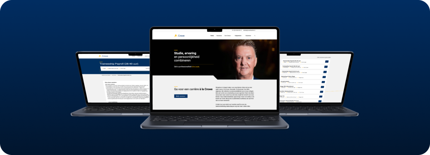 Drie laptops met Crowe-carrièrewebsite, vacatures en training details op een blauwe achtergrond.