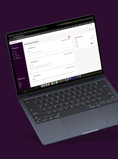 Laptop met geopende website-interface, donkere achtergrond, MacBook-toetsenbord en diverse desktop-iconen zichtbaar.