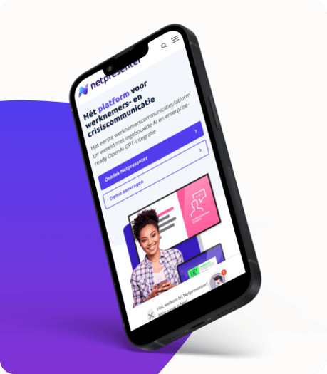 Smartphone met Netpresenter website voor interne communicatie en crisisbeheersing, inclusief AI-functies, op scherm.