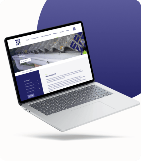 Laptop toont een website over asbest informatie en diensten, met een blauw-witte gebruikersinterface.