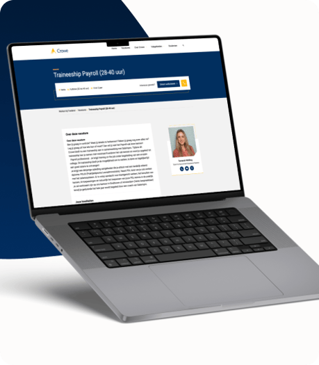 Laptop met vacaturepagina voor Traineeship Payroll bij Crowe, open op het scherm.