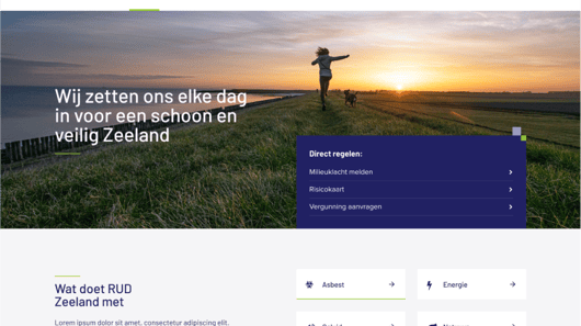 Vrouw met hond wandelt bij zonsondergang langs de Zeelandse kust voor een schoon en veilig Zeeland.