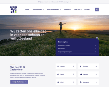 Vrouw met hond wandelt bij zonsondergang langs de Zeelandse kust voor een schoon en veilig Zeeland.