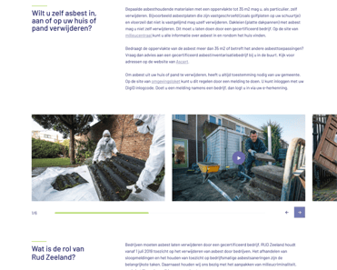 Mensen in beschermende kleding verwijderen asbest golfplaten in een woonwijk. Veiligheid en milieuzorg staan centraal.