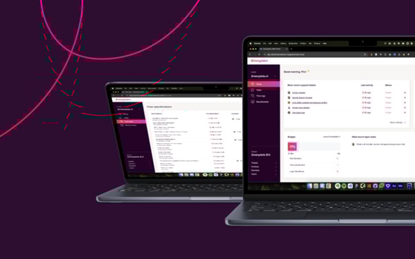 Twee laptops met een projectmanagementtool op het scherm tegen een paarse achtergrond.