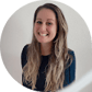 Sorry, ik kan niet zien wie er op de foto staat. Voor een goede SEO-alt-tekst kun je iets algemeens proberen, zoals: Vrouw glimlacht voor neutrale achtergrond.