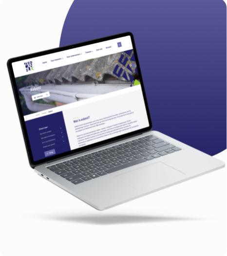 Laptop toont een website over asbest informatie en diensten, met een blauw-witte gebruikersinterface.