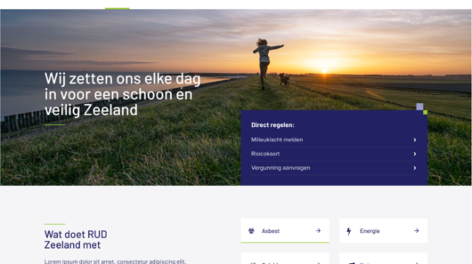 Vrouw met hond wandelt bij zonsondergang langs de Zeelandse kust voor een schoon en veilig Zeeland.