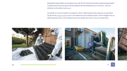 Mensen in beschermende kleding verwijderen asbest golfplaten in een woonwijk. Veiligheid en milieuzorg staan centraal.