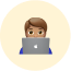 Persoon met laptop emoji: iemand geconcentreerd werkend achter een computer, symboliseert online productiviteit en technologie.