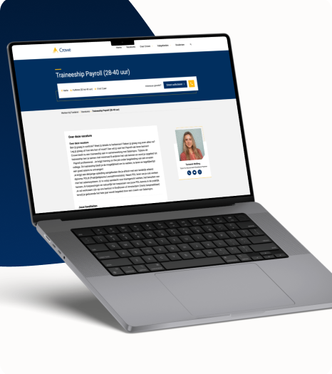 Laptop met vacaturepagina voor Traineeship Payroll bij Crowe, open op het scherm.