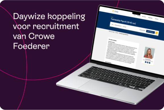 Laptop met Daywize recruitmentplatform voor Crowe Foederer getoond op het scherm, op paarse achtergrond.